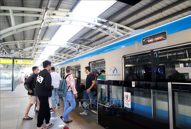 Hành khách đi Metro số 1 Bến Thành - Suối Tiên trong ngày Quốc khánh 2/9 được miễn vé. Ảnh: Hồng Đạt - TTXVN
