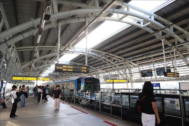 Tàu Metro từ Suối Tiên đi Bến Thành vào ga Thảo Điền. Ảnh: Hồng Đạt - TTXVN
