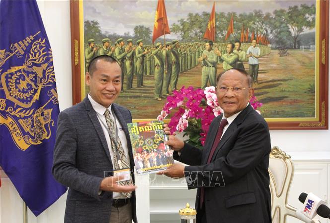 Nhân dịp phỏng vấn, nhà báo Huỳnh Văn Thảo, Trưởng Cơ quan thường trú TTXVN tại Phnom Penh (Campuchia) kính tặng Samdech Heng Samrin ấn phẩm Báo ảnh Việt Nam ngữ Khmer, một sản phẩm thông tin mới của TTXVN, ấn hành từ năm 2025. Ảnh: Hoàng Minh - PV TTXVN tại Campuchia 