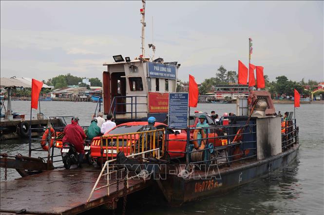 Hàng hóa vận chuyển từ đảo vào đất liền là các loại hải sản tươi sống, sản phẩm chế biến từ thủy sản, có giá trị kinh tế cao. Ảnh: Đoàn Hữu Trung -TTXVN