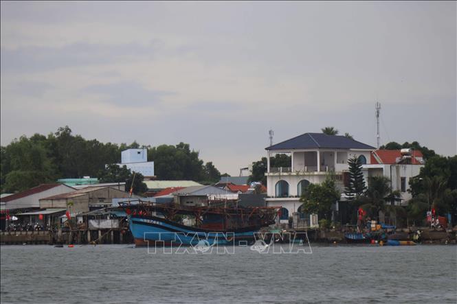 Nhờ có các tuyến kè kiên cố, tình trạng sạt lở bờ biển xã đảo Tam Hải đã được ngăn chặn, nhiều khu dân cư mới khang trang, nhiều nhà hàng, dịch vụ du lịch đang hình thành phía trong các tuyến kè. Ảnh: Đoàn Hữu Trung - TTXVN