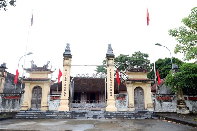 Đình làng Lũng Xuyên là nơi thành lập nhiều tổ chức hội yêu nước như: Việt Nam thanh niên cách mạng đồng chí hội, Phụ nữ cứu quốc, nông dân cứu quốc. Cuối năm 1929, Chi bộ Đông Dương Cộng sản Đảng đầu tiên của huyện Duy Tiên, tỉnh Hà Nam trước đây, được thành lập, do đồng chí Nguyễn Hữu Tiến, người vẽ lá cờ Tổ quốc Việt Nam. Ảnh: Đại Nghĩa - TTXVN