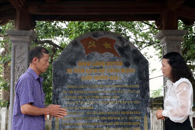 Bia đá Đình Lũng Xuyên,di tích lịch sử Quốc gia nay thuộc phường Đồng Văn, tỉnh Ninh Bình. Ảnh: Đại Nghĩa - TTXVN