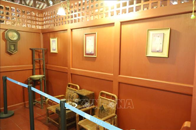Khu vực trưng bày giữ gìn nhiều kỷ vật quý giá, từ bàn ghế, giường gỗ cho đến các bản thảo, tranh ảnh mà Người từng sử dụng. Ảnh: Công Tuyên-PV TTXVN tại Trung Quốc