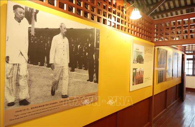 Trong khuôn viên Nơi ở cũ của Chủ tịch Hồ Chí Minh trưng bày nhiều hình ảnh và hiện vật liên quan đến Người. Ảnh: Công Tuyên-PV TTXVN tại Trung Quốc