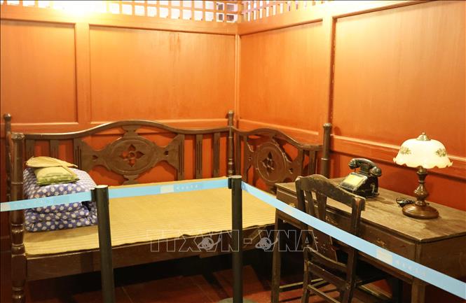 Khu vực trưng bày giữ gìn nhiều kỷ vật quý giá, từ bàn ghế, giường gỗ cho đến các bản thảo, tranh ảnh mà Người từng sử dụng. Ảnh: Công Tuyên-PV TTXVN tại Trung Quốc