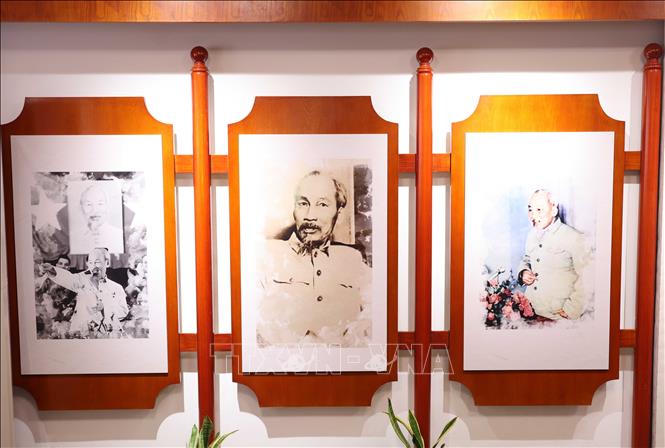 Trong khuôn viên Nơi ở cũ của Chủ tịch Hồ Chí Minh trưng bày nhiều hình ảnh và hiện vật liên quan đến Người. Ảnh: Công Tuyên-PV TTXVN tại Trung Quốc