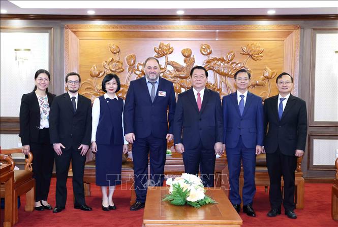 Trưởng Ban Tuyên giáo và Dân vận Trung ương Nguyễn Trọng Nghĩa và các đồng chí Đoàn Đảng Cộng sản Uruguay. Ảnh: Phương Hoa - TTXVN