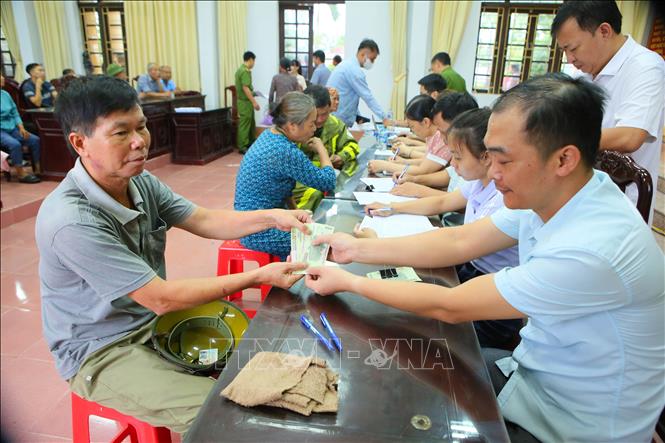 Người dân phường Trường Thi, tỉnh Ninh Bình nhận quà Tết độc lập. Ảnh: Công Luật - TTXVN 