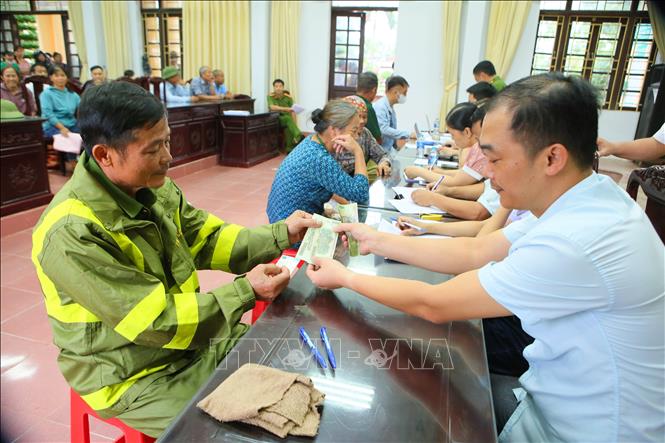 Người dân phường Trường Thi, tỉnh Ninh Bình nhận quà Tết độc lập. Ảnh: Công Luật - TTXVN 