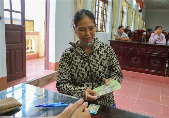 Người dân phường Trường Thi, tỉnh Ninh Bình phấn khởi nhận quà Tết độc lập. Ảnh: Công Luật - TTXVN 
