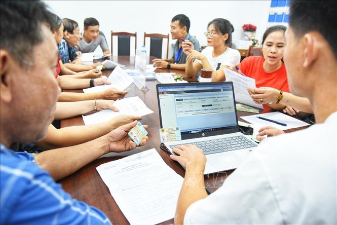 Khu vực đối chiếu thông tin chi trả an sinh xã hội cho người dân. Ảnh: Minh Quyết - TTXVN