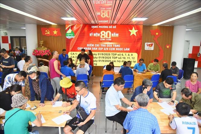 Người dân đến đăng ký nhận quà tại điểm chi trả phường Bồ Đề (Hà Nội). Ảnh: Minh Quyết - TTXVN