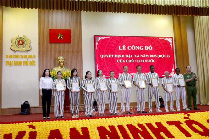 Trao Quyết định đặc xá cho các phạm nhân tại Trại giam Thủ Đức-Z30D. Ảnh: Nguyễn Thanh - TTXVN