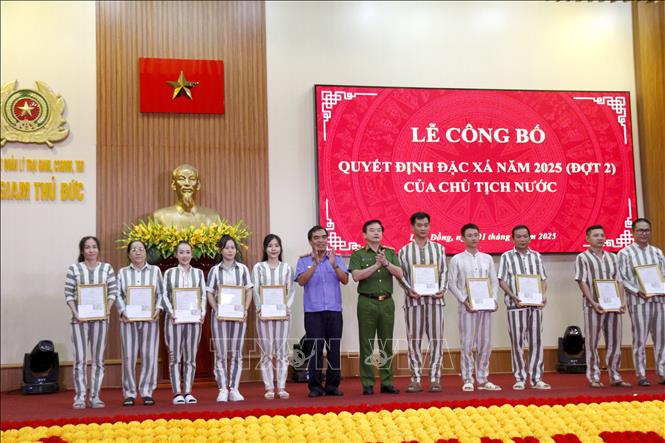 Trao Quyết định đặc xá cho các phạm nhân tại Trại giam Thủ Đức-Z30D. Ảnh: Nguyễn Thanh - TTXVN