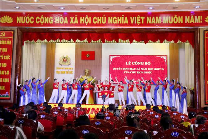 Phạm nhân Trại giam Thủ Đức-Z30D biểu diễn văn nghệ tại lễ công bố quyết định đặc xá của Chủ tịch nước năm 2025 (đợt 2). Ảnh: Nguyễn Thanh - TTXVN