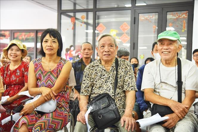 Người dân đến đăng ký nhận quà tại điểm chi trả phường Bồ Đề (Hà Nội). Ảnh: Minh Quyết - TTXVN