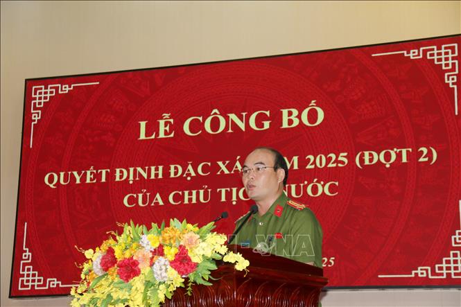 Đại tá Phan Hồng Lam, Giám thị Trại giam Thủ Đức công bố quyết định đặc xá của Chủ tịch nước năm 2025 (đợt 2). Ảnh: Nguyễn Thanh - TTXVN