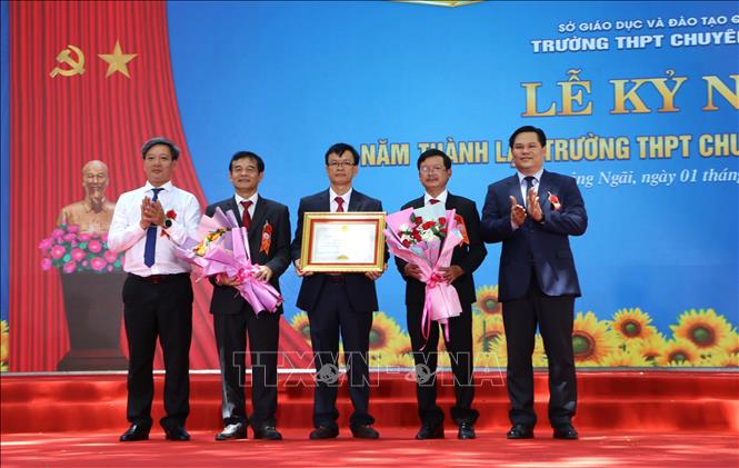 Ủy ban nhân dân tỉnh Quảng Ngãi đã trao tặng Bằng khen cho tập thể nhà trường. Ảnh: Đinh Hương – TTXVN