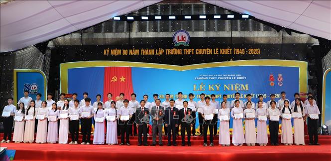 Trao học bổng cho các học sinh xuất sắc. Ảnh: Đinh Hương – TTXVN