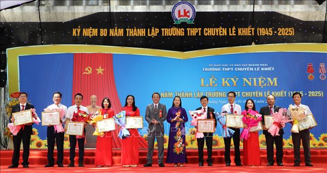 Sở Giáo dục và Đào tạo tỉnh cũng tặng Giấy khen cho 10 cá nhân là cán bộ, giáo viên nhà trường. Ảnh: Đinh Hương - TTXVN
