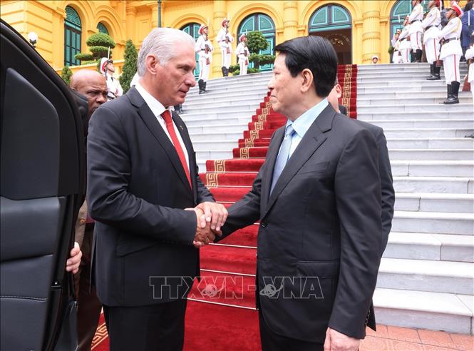 Chủ tịch nước Lương Cường tiễn Bí thư thứ Nhất Đảng Cộng sản Cuba, Chủ tịch nước Cuba Miguel Díaz-Canel Bermúdez. Ảnh: Lâm Khánh - TTXVN