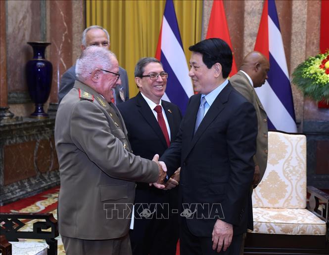 Chủ tịch nước Lương Cường với đại biểu đoàn Cuba. Ảnh: Lâm Khánh - TTXVN
