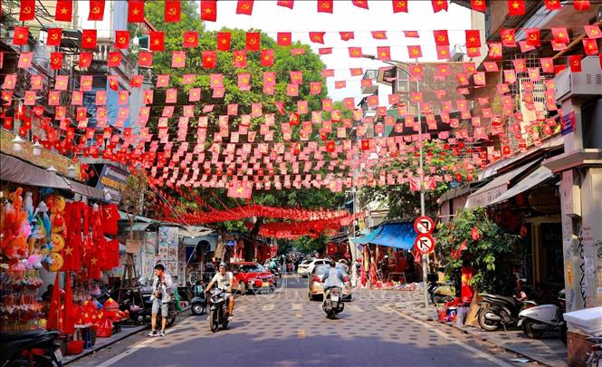 Rợp bóng cờ bay trên khắp tuyến phố của Hà Nội. Ảnh: Thanh Tùng - TTXVN