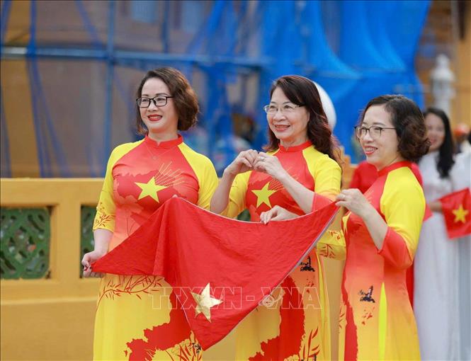 Diện trang phục áo dài truyền thống để lưu lại những khoảnh khắc đẹp trong không khí tự hào 80 năm Ngày Quốc khánh. Ảnh: Thanh Tùng - TTXVN