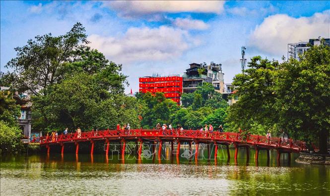 Rợp bóng cờ bay trên khắp tuyến phố của Hà Nội. Ảnh: Thanh Tùng - TTXVN