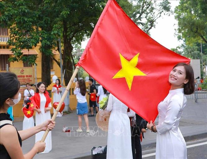 Diện trang phục áo dài truyền thống để lưu lại những khoảnh khắc đẹp trong không khí tự hào 80 năm Ngày Quốc khánh. Ảnh: Thanh Tùng - TTXVN