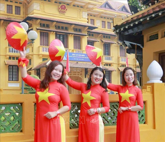 Diện trang phục áo dài truyền thống để lưu lại những khoảnh khắc đẹp trong không khí tự hào 80 năm Ngày Quốc khánh. Ảnh: Thanh Tùng - TTXVN