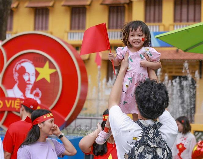 Bé vui tươi trong không khí chào mừng Quốc khánh 2-9. Ảnh: Thanh Tùng - TTXVN 