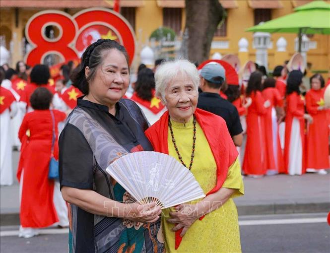 Diện trang phục áo dài truyền thống để lưu lại những khoảnh khắc đẹp trong không khí tự hào 80 năm Ngày Quốc khánh. Ảnh: Thanh Tùng - TTXVN