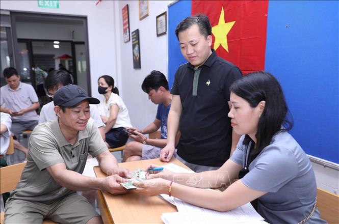 Quá trình tặng quà dịp Tết Độc lập được lãnh đạo phường giám sát  chặt chẽ. Ảnh: Thành Phương – TTXVN
