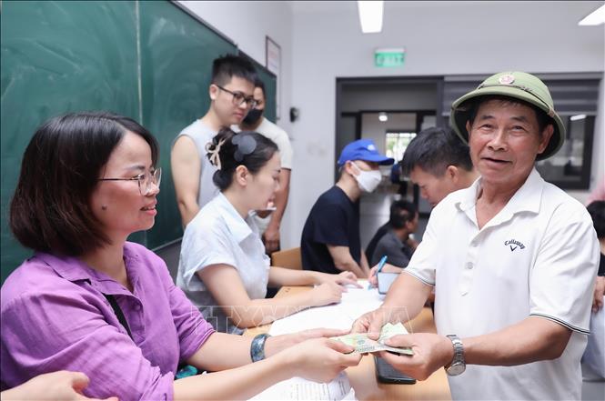 Nhiều người dân vui vẻ thấy mình luôn được Đảng, Nhà nước quan tâm, chăm lo. Ảnh: Thành Phương – TTXVN