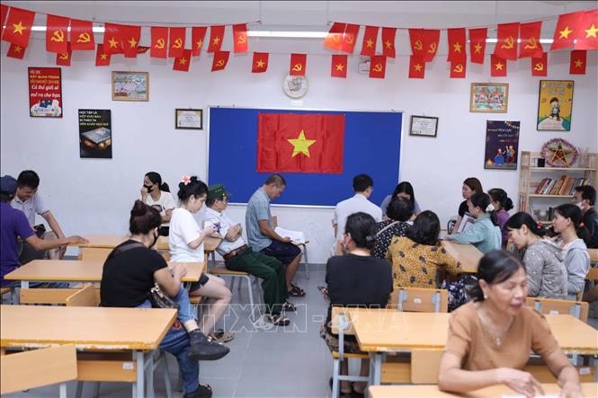Lễ phát quà Tết Độc lập được tổ chức trật tự tại điểm trường THCS Giang Biên, phường Việt Hưng. Ảnh: Thành Phương – TTXVN