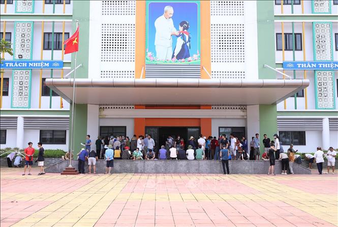 Đông đảo người dân đến nhận quà tặng dịp Tết Độc lập tại điểm điểm trường THCS Giang Biên, phường Việt Hưng (Tp. Hà Nội). Ảnh: Thành Phương – TTXVN