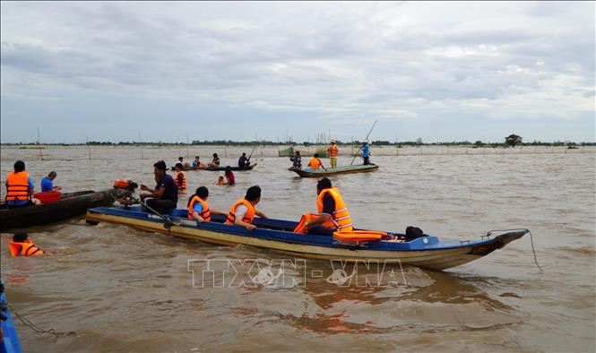 Du khách rất thích thú khi trải nghiệm mùa nước nổi ở xã biên giới Thường Phước, tỉnh Đồng Tháp. Ảnh: Nhựt An - TTXVN