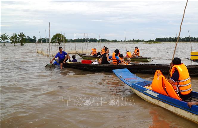 Du khách trải nghiệm đi đổ dớn cùng người dân xã Thường Phước. Ảnh: Nhựt An - TTXVN
