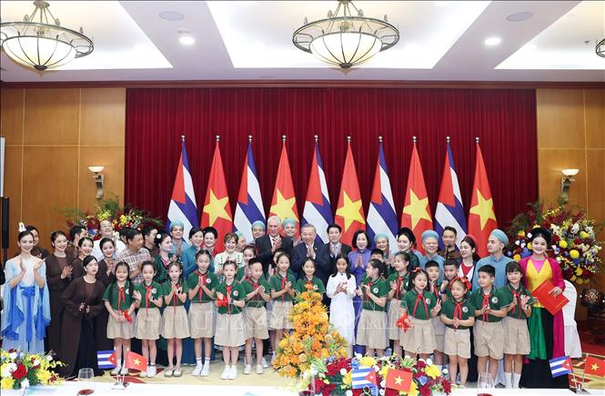 Tổng Bí thư Tô Lâm và Phu nhân, Chủ tịch nước Lương Cường và Phu nhân cùng Bí thư thứ Nhất Đảng Cộng sản Cuba, Chủ tịch nước Cuba Miguel Díaz-Canel Bermúdez và Phu nhân với các nghệ sĩ biểu diễn chào mừng tại cuộc Chiêu đãi. Ảnh: Thống Nhất – TTXVN