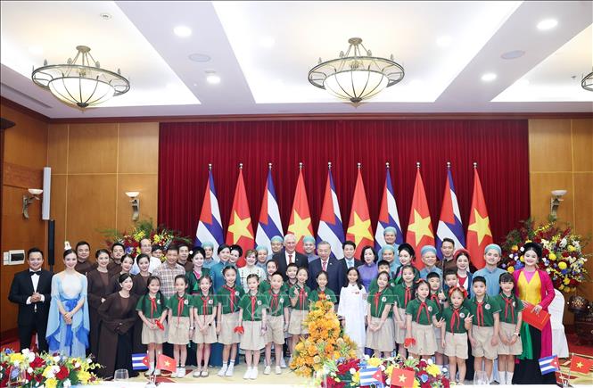 Tổng Bí thư Tô Lâm và Phu nhân, Chủ tịch nước Lương Cường và Phu nhân cùng Bí thư thứ Nhất Đảng Cộng sản Cuba, Chủ tịch nước Cuba Miguel Díaz-Canel Bermúdez và Phu nhân với các nghệ sĩ biểu diễn chào mừng tại cuộc Chiêu đãi. Ảnh: Thống Nhất – TTXVN