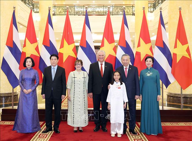 Tổng Bí thư Tô Lâm và Phu nhân, Chủ tịch nước Lương Cường và Phu nhân cùng Bí thư thứ Nhất Đảng Cộng sản Cuba, Chủ tịch nước Cuba Miguel Díaz-Canel Bermúdez và Phu nhân chụp ảnh chung. Ảnh: Thống Nhất – TTXVN