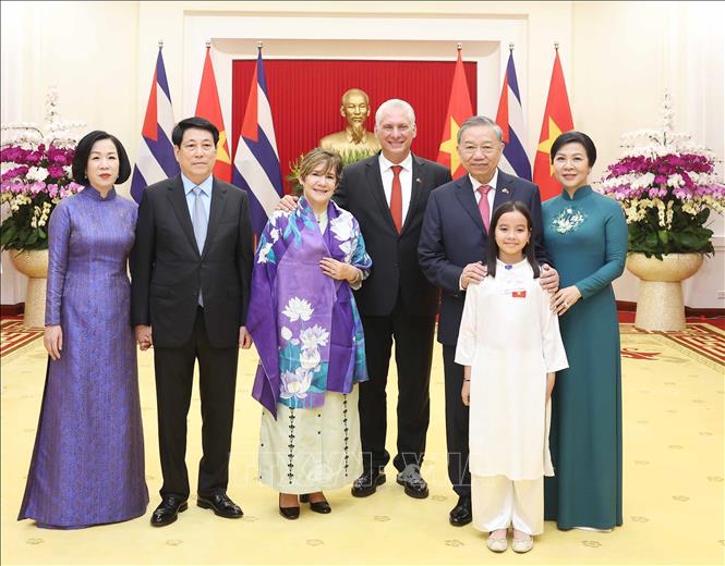 Tổng Bí thư Tô Lâm và Phu nhân, Chủ tịch nước Lương Cường và Phu nhân cùng Bí thư thứ Nhất Đảng Cộng sản Cuba, Chủ tịch nước Cuba Miguel Díaz-Canel Bermúdez và Phu nhân chụp ảnh chung. Ảnh: Thống Nhất – TTXVN
