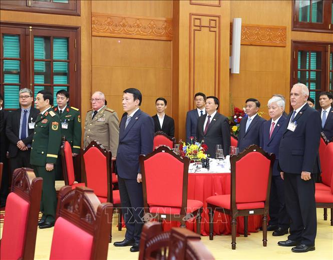 Các đại biểu thực hiện nghi lễ chào cờ. Ảnh: Thống Nhất – TTXVN