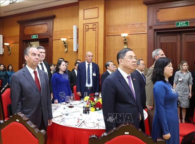 Các đại biểu thực hiện nghi lễ chào cờ. Ảnh: Thống Nhất – TTXVN