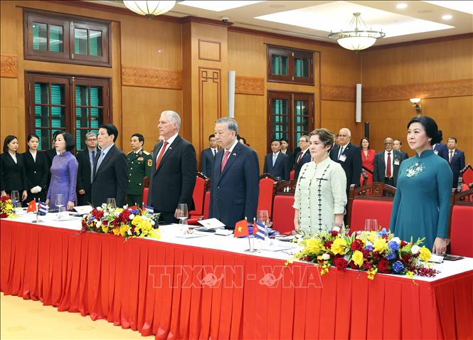 Tổng Bí thư Tô Lâm và Phu nhân, Chủ tịch nước Lương Cường và Phu nhân cùng Bí thư thứ Nhất Đảng Cộng sản Cuba, Chủ tịch nước Cuba Miguel Díaz-Canel Bermúdez và Phu nhân và các đại biểu thực hiện nghi lễ chào cờ. Ảnh: Thống Nhất – TTXVN