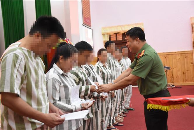 Các phạm nhân tại Trại giam Xuân Lộc (Đồng Nai) nhận quyết định đặc xá. Ảnh: Lê Xuân-TTXVN