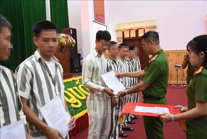 Các phạm nhân tại Trại giam Xuân Lộc (Đồng Nai) nhận quyết định đặc xá. Ảnh: Lê Xuân-TTXVN