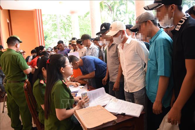 Cán bộ tại Trại giam Xuân Lộc làm thủ tục, giấy tờ cho người được đặc xá chuẩn bị xuất trại. Ảnh: Lê Xuân-TTXVN